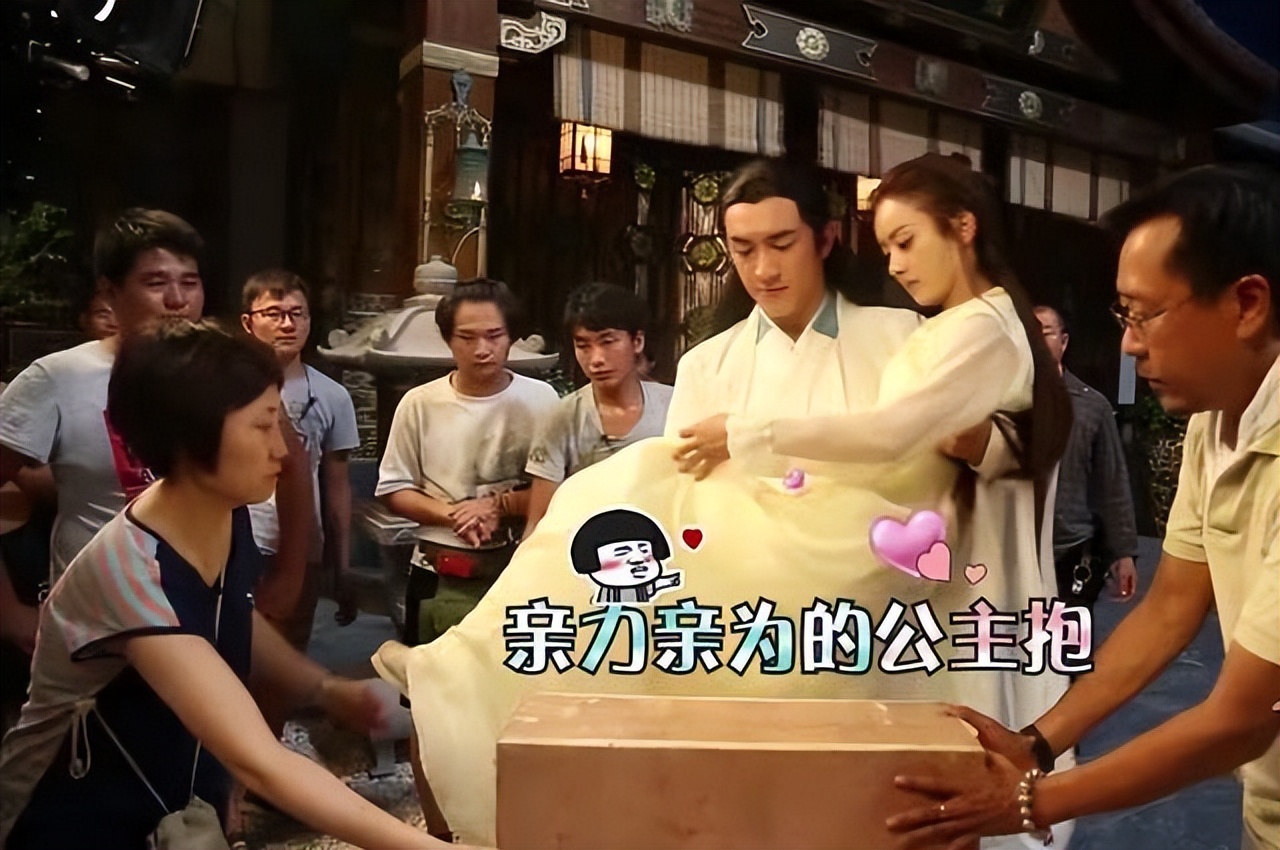 难怪电视只拍上半身，垫箱子，加道具都不够！“秘密”被揭发