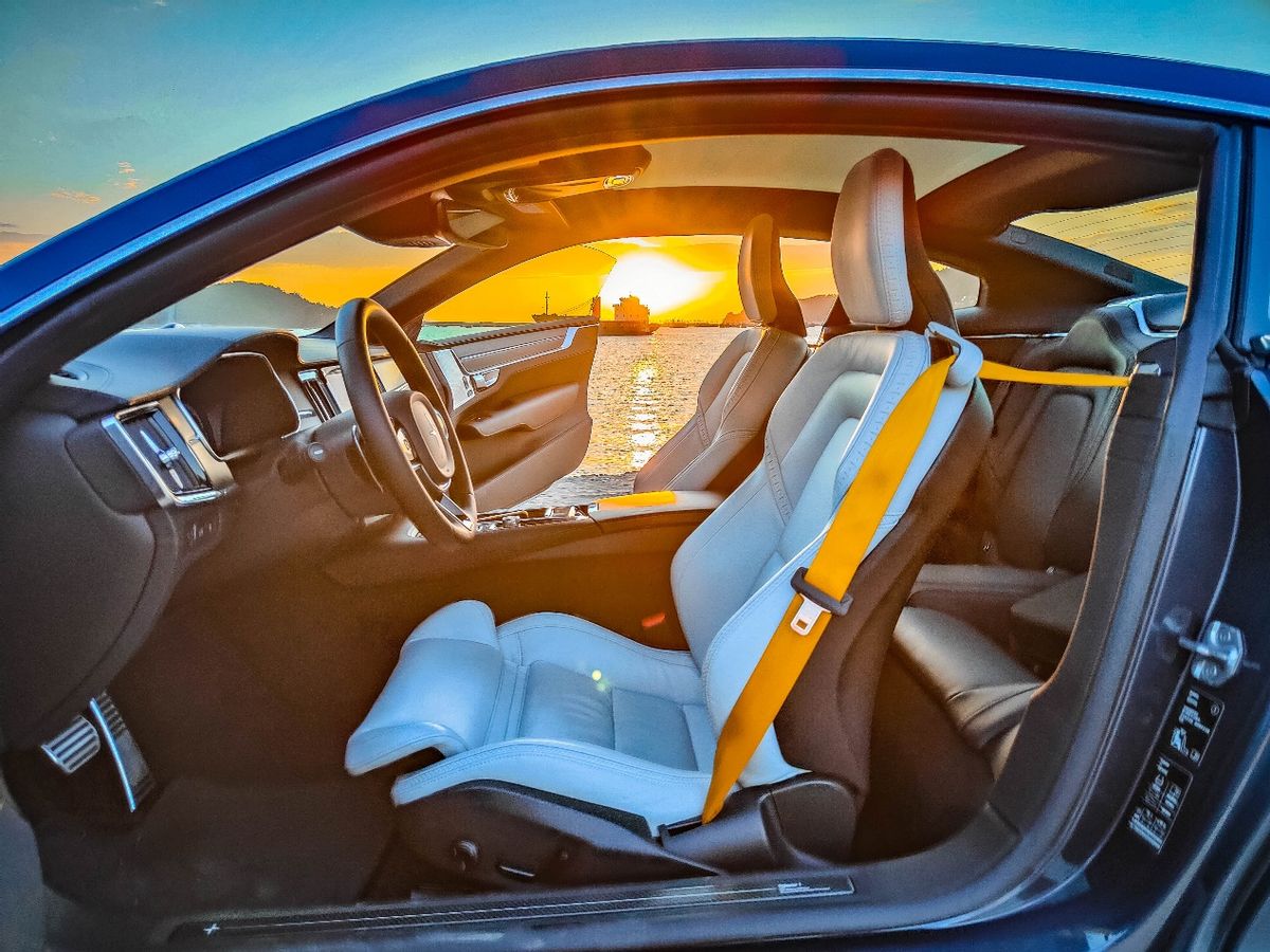 品味藝術品，置身碧海藍天試駕極星1