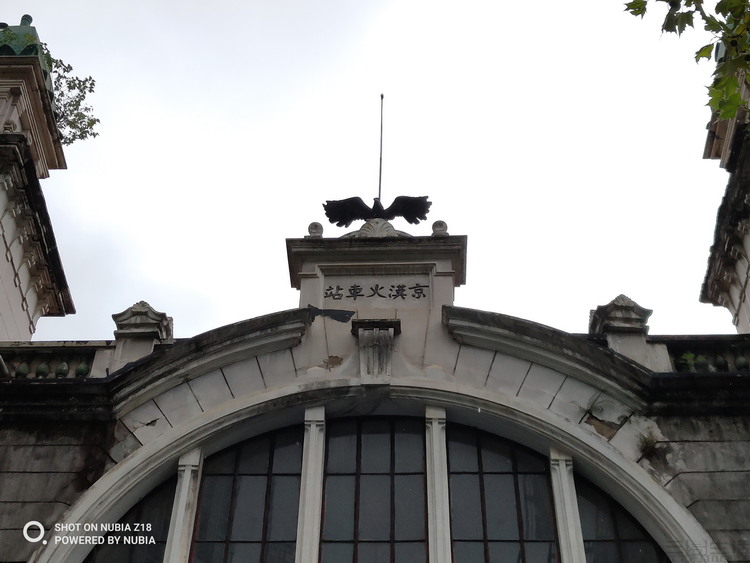 系统升级会“负优化”拍照？我们测了两台手机