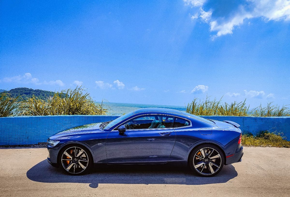 品味藝術品，置身碧海藍天試駕極星1