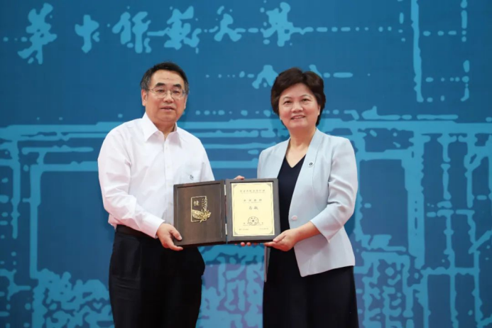 他曾是工厂钳工，被湖北高校破格录取，师从“院士级”名师，多次登上央视！