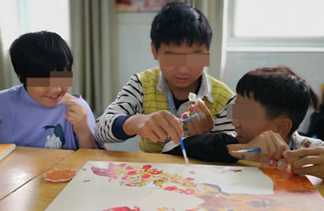 徐州八旬奶奶每天在学校对面坐等八小时：他还没长大，我不敢老