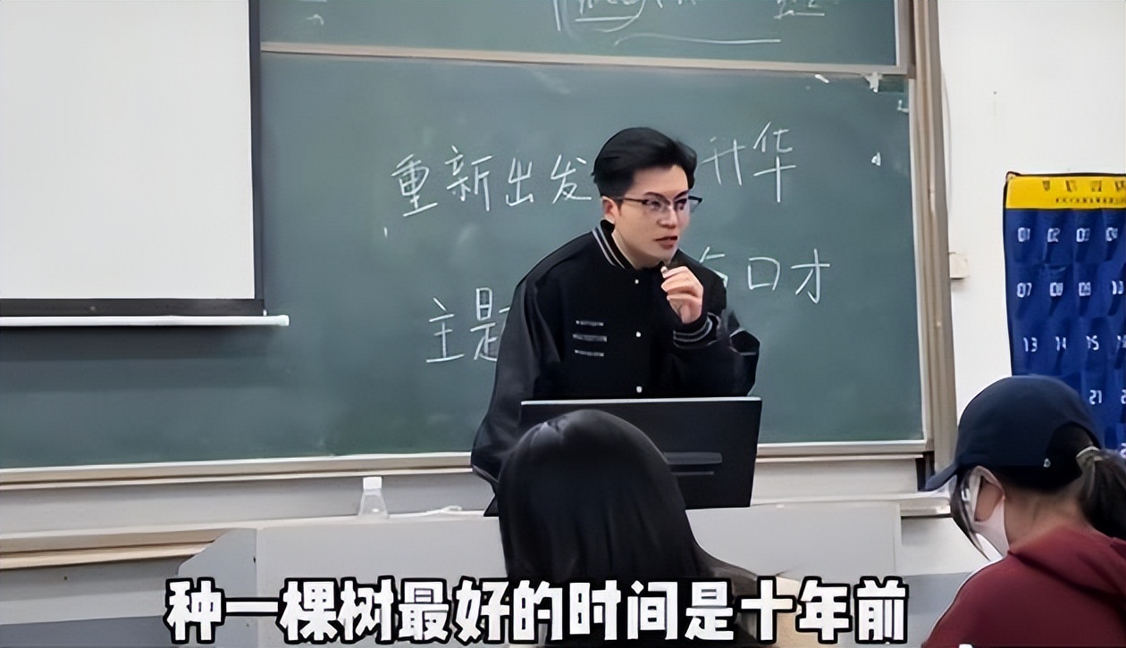 “不是大学生吗？”湖南一高校男老师“火”出圈，颜值堪比小鲜肉