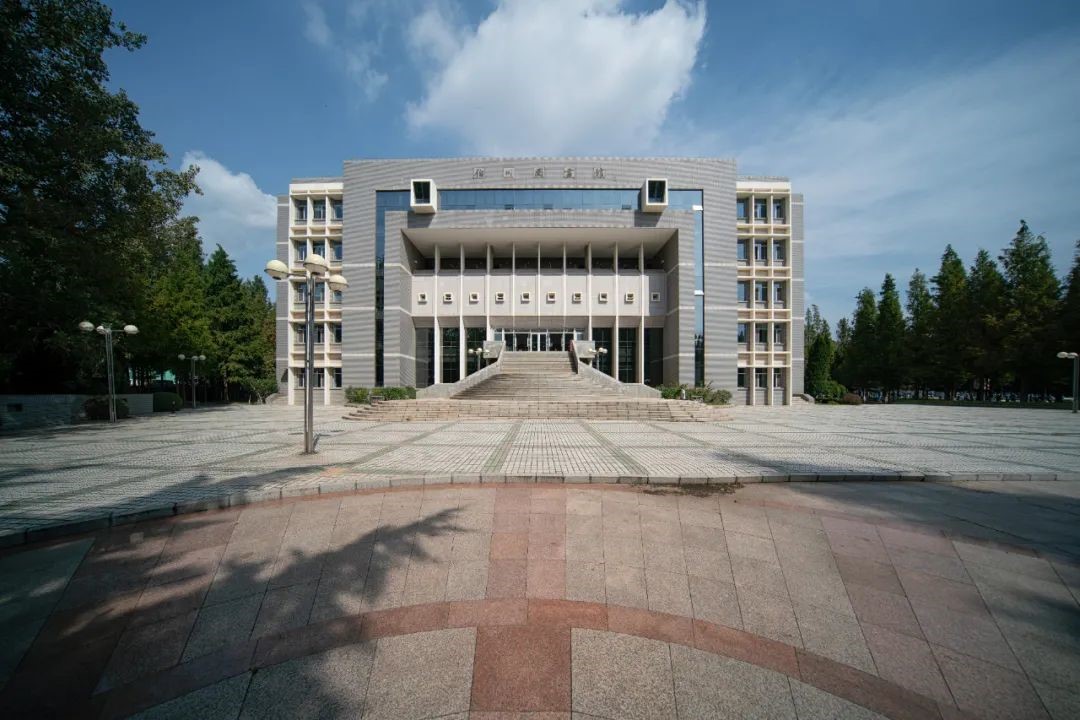 “面朝”大海，坐拥网红咖啡馆！大连一高校“精致生活”曝光，网友：太羡慕！