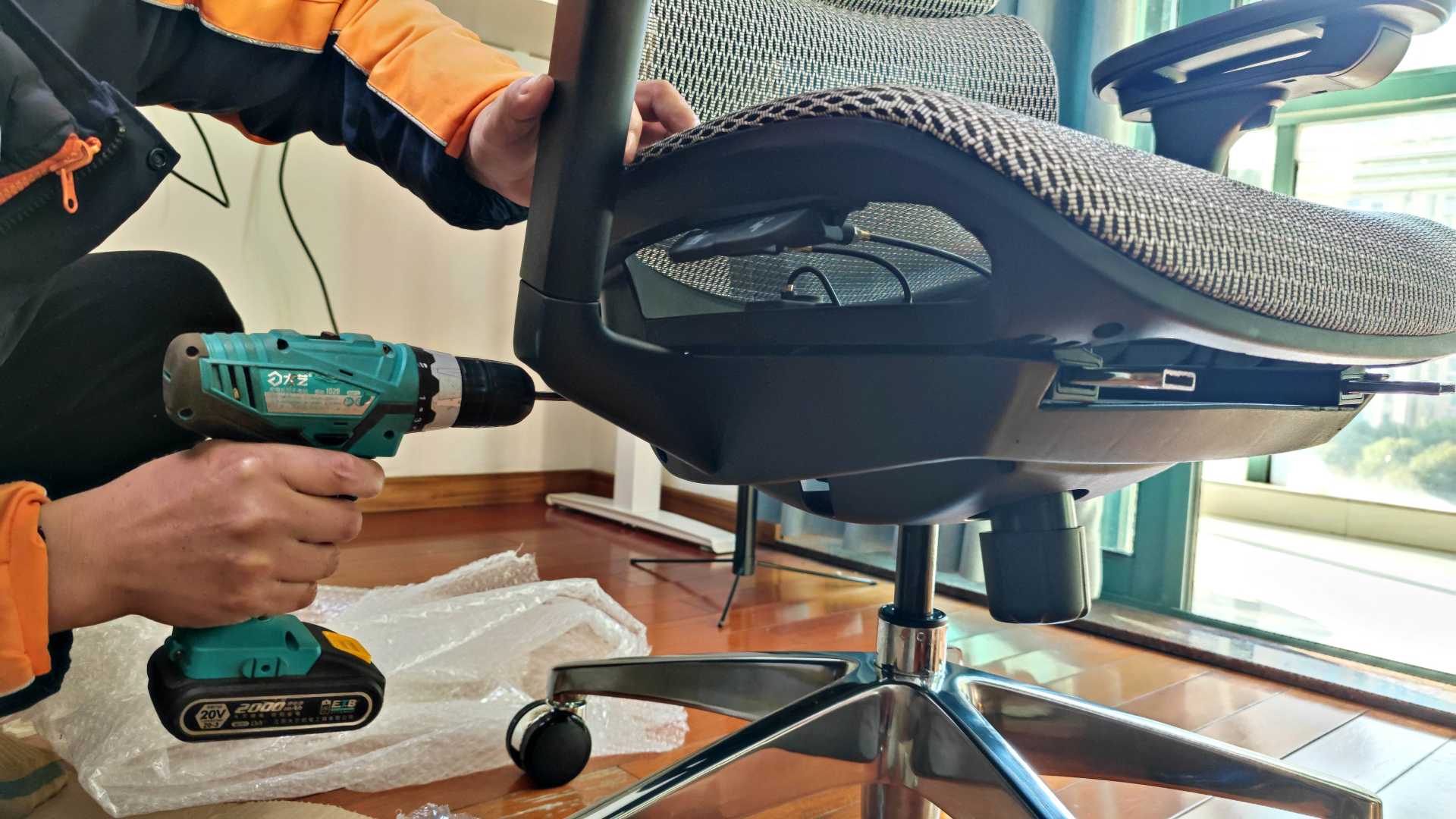 是不是出色的人体工学椅，坐坐才知道