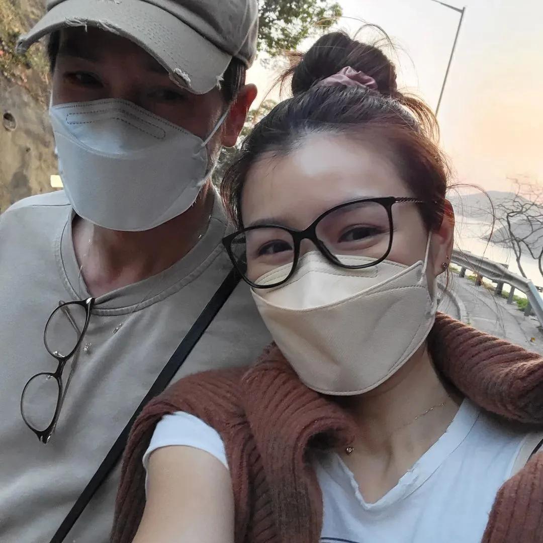 陈豪夫妇约会过二人世界超甜，陈茵媺打扮减龄显嫩少女感十足