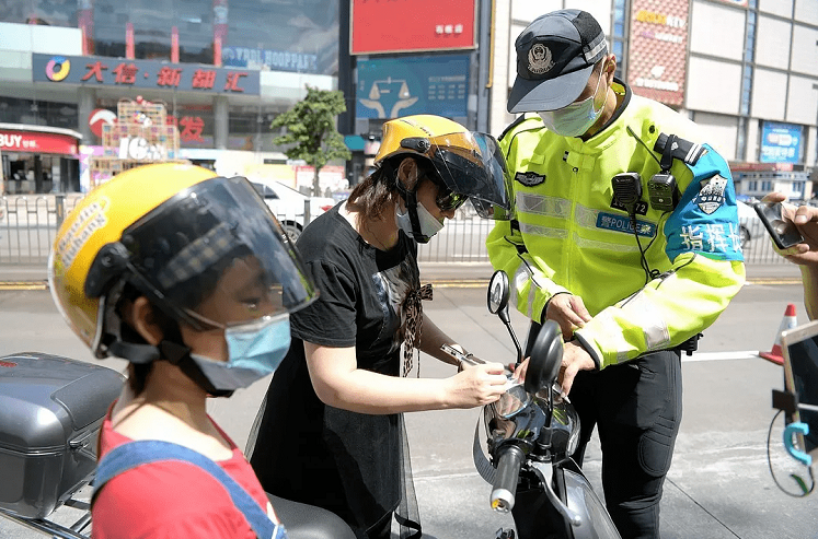 考取这2种驾照后，两轮、三轮和四轮的电动车随便骑，不担心被查