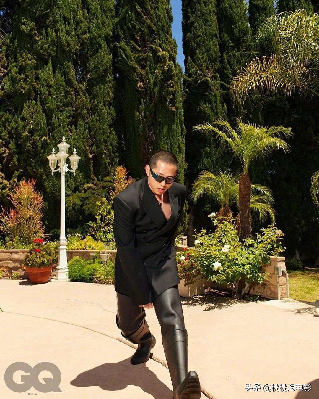 韩裔演员史蒂文·元《GQ》封面大片，帅气板寸痞气十足