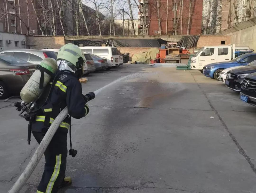 为了人民群众的平安幸福，“火焰蓝”化身“战疫白”