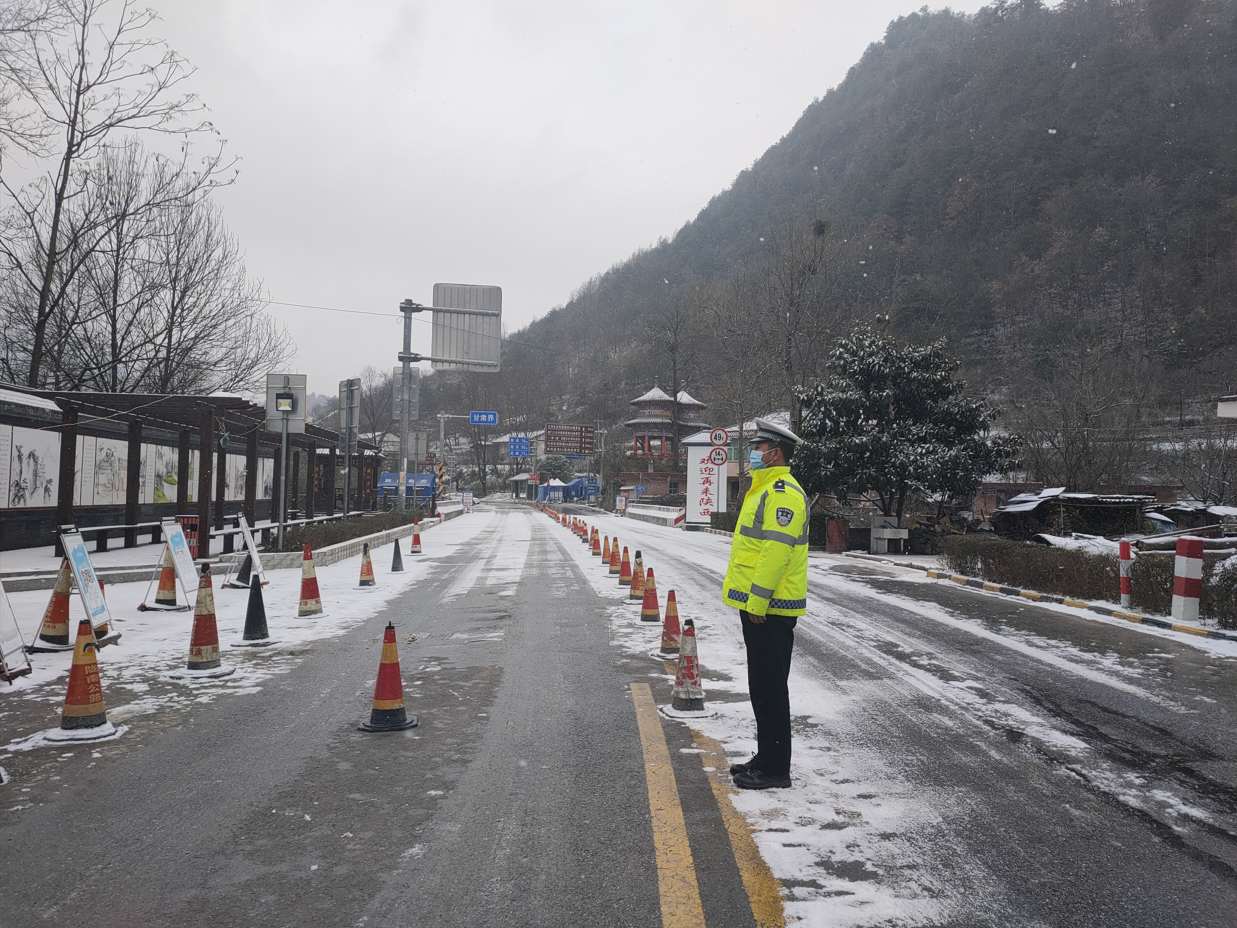 战冰雪 抗疫情——略阳公安全力以赴投入疫情防控工作