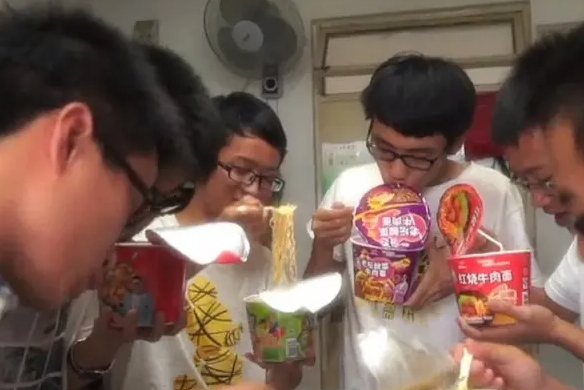 山东某“专本混合”高校，大学生过得“水深火热”，泡面也吃不起