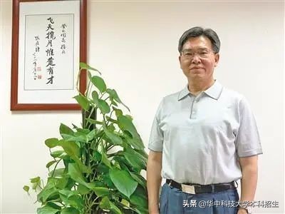 他出生湖南，以全县第一考上华中科技大学！现已当选院士，获国际“最高奖”