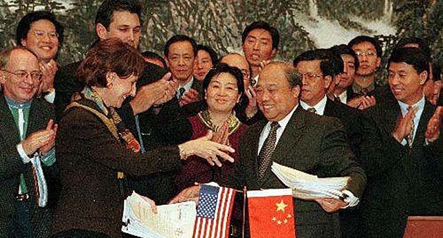 中国入世谈判最后一天，朱镕基说道：龙永图，你不要再递条子了