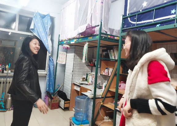 辅导员查寝新招数，学生按照指定动作拍照，学生感叹姜还是老的辣