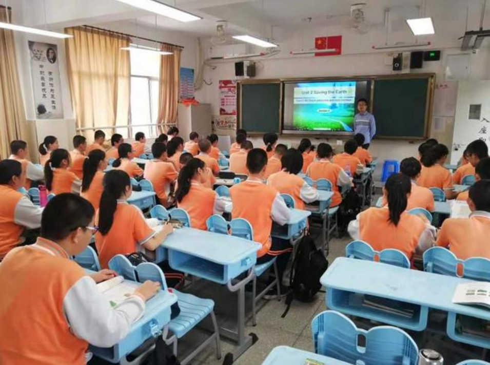 英语“主科”地位动摇了？部分地区降为副科，分数由120降到100