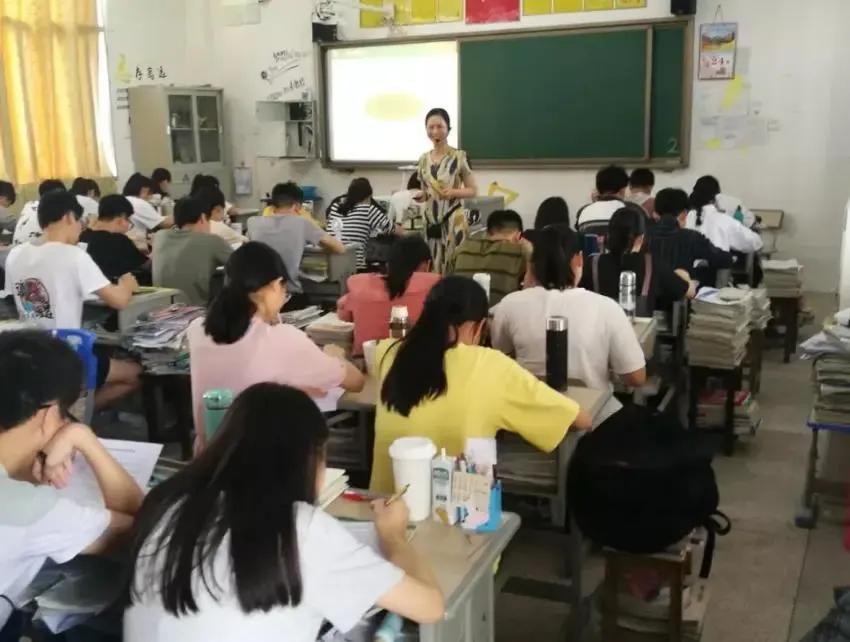 教师寒暑假工资将要取消？北京教师晒工资单，年薪减去了9000元