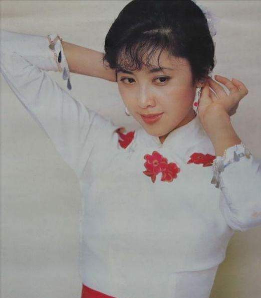 中国现代美女盘点：12位年过50女星今昔颜值对比