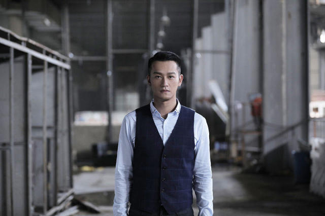 除了歌曲,吴浩康也参演过电影,在《新警察故事》《男儿本色》《陀地