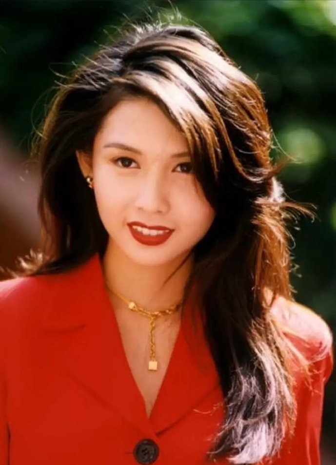 54岁邱淑贞为好友庆生罕露脸，戴名表钻戒显贵气，气质优雅高贵