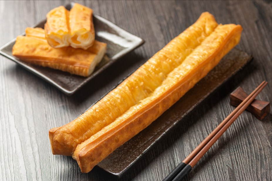 炸油条不用明矾，只需多放2味料，蓬松香酥脆，端上桌孩子抢着吃