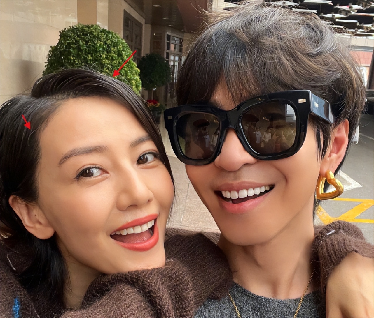 高圆圆与韩火火搭肩拍照，原相机下眼部肌肤松弛，头上白发抢镜