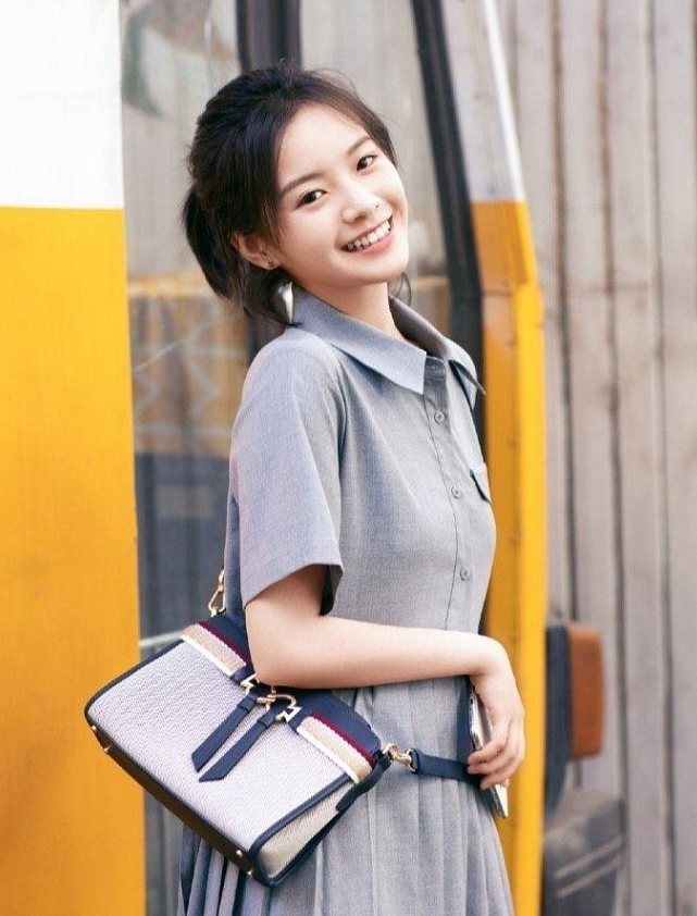 生活化的服装那么对于年龄比较小的女孩子来说,应该选择什么样的服装