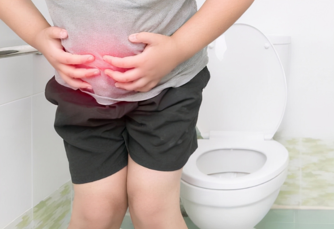 上厕所时，大便前头干硬，后头软粘，说明什么？看完涨知识了