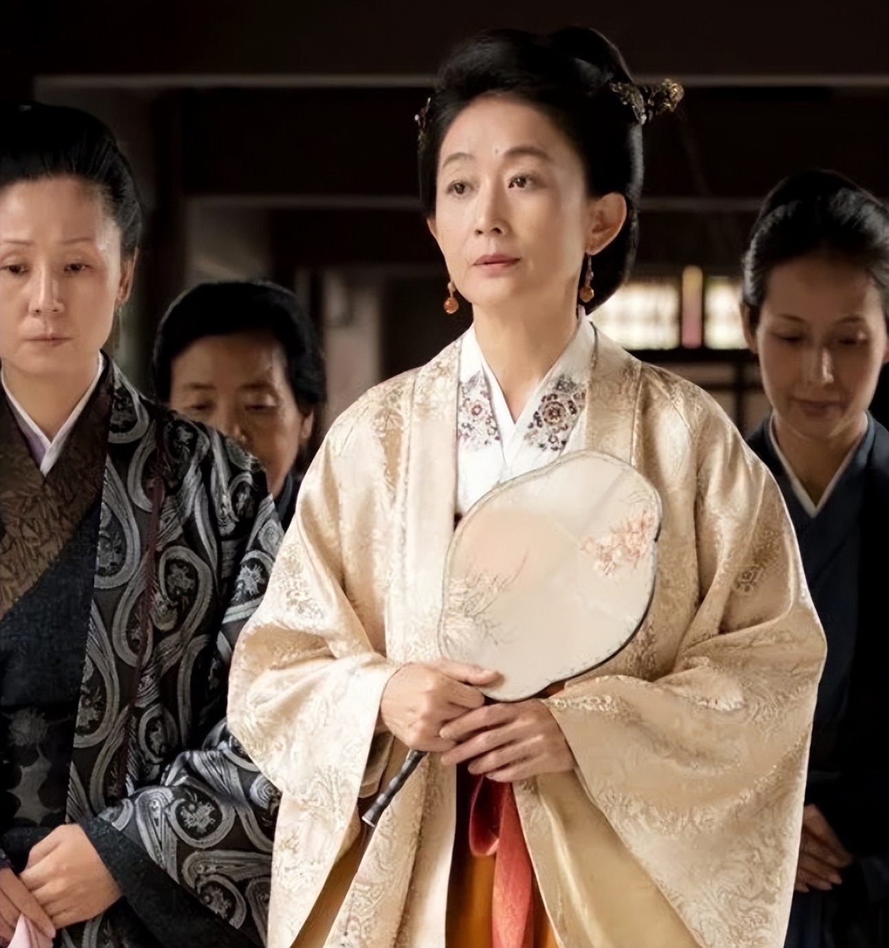 14位贤良的“妈妈专业户”女星，年轻时个顶个是美人坯子