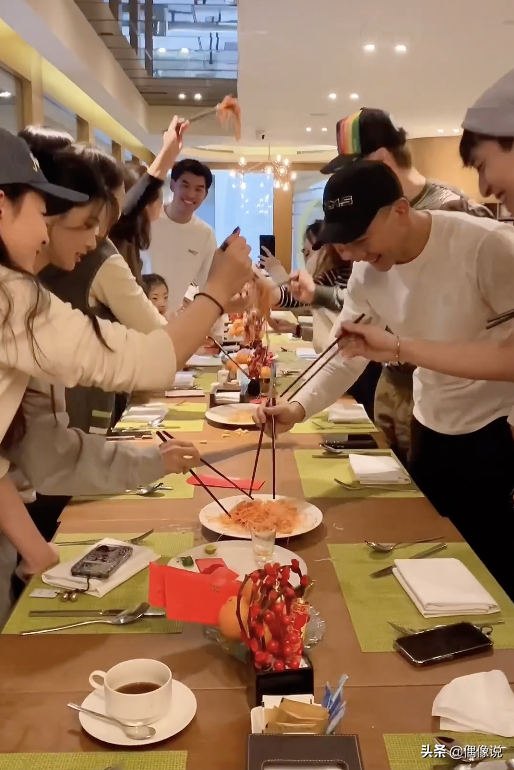 吴尊春节与应采儿陈浩民聚会，Neinei和jasper长高，小泡芙好水灵