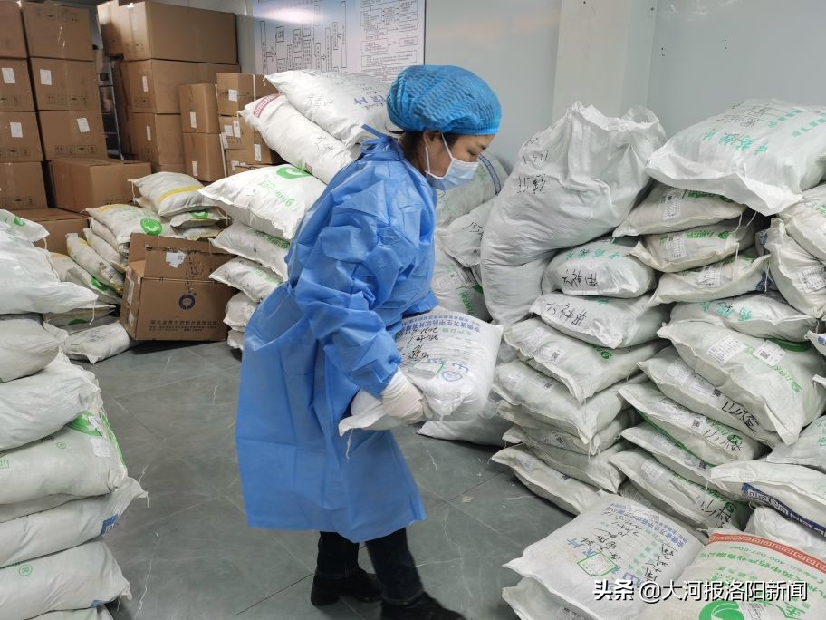 每天熬制防疫中药3万余袋，新安县中医院发挥中医药优势，助力疫情防控