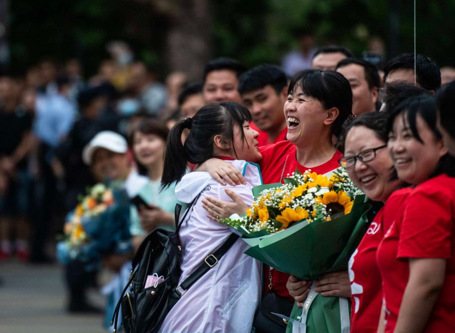 2022浙江“首次高考”来了，57万考生奔赴考场，网友评论却一边倒