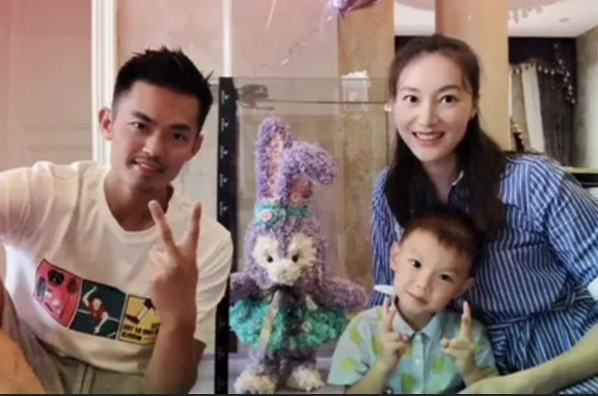 林丹带儿子参观科技馆！战斗机前敬礼站得笔直，6岁儿子帅气腿长
