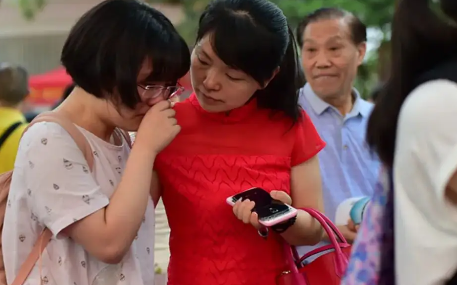 家长陪同孩子高考，到底要不要穿旗袍、拿鲜花，班主任一语道破