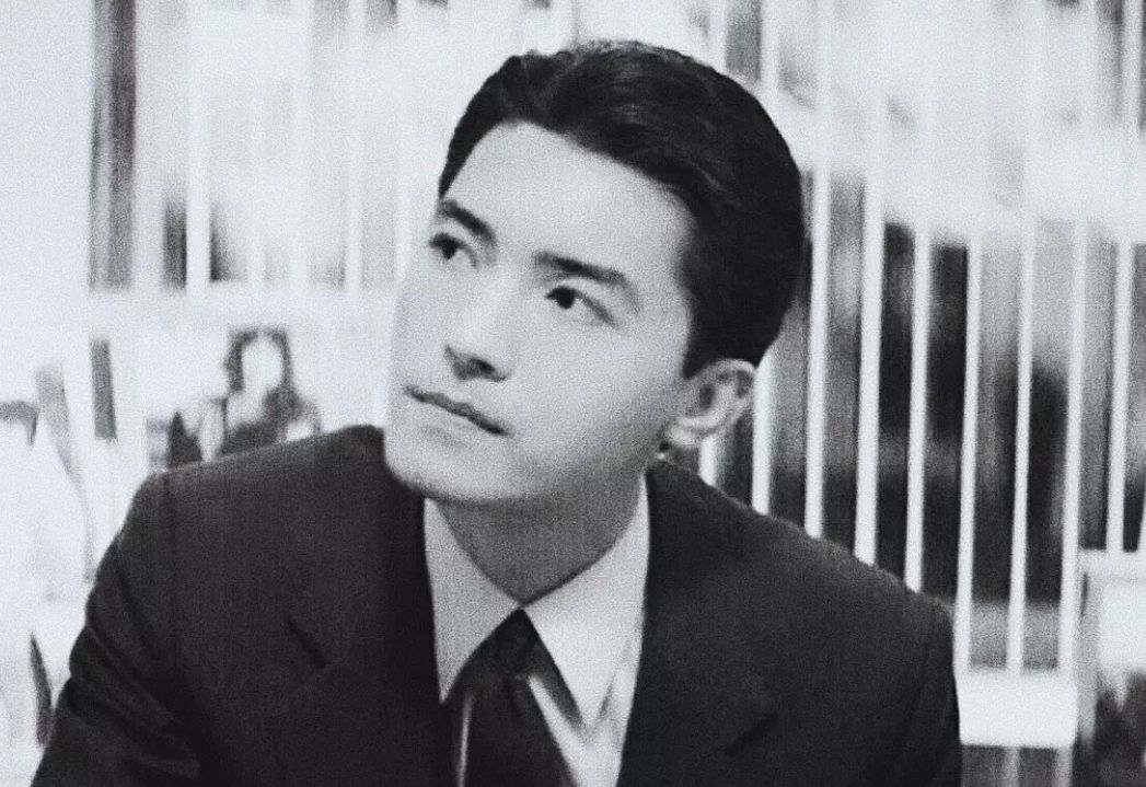 尊龙老了依然是男神，白发不染仍有贵族气质，优雅到骨子里的男人