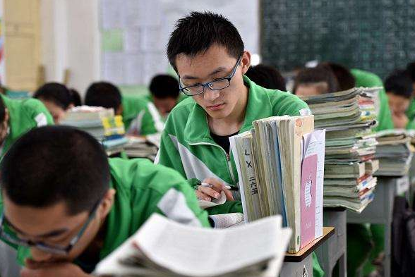 高考后才发现，普通班当鸡头与重点班当凤尾不同，差的不止是成绩