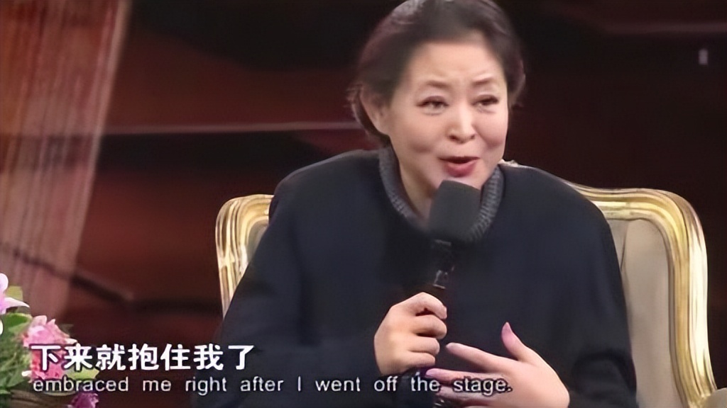 主持人抢话、演员笑场，这8届央视春晚的失误，堪称“灾难现场”