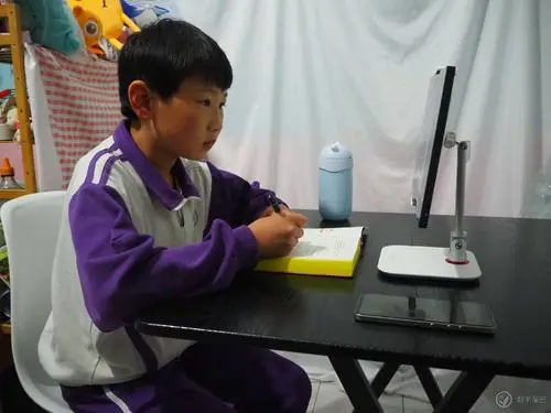 你是否每天都腰酸背痛？说明要检查下这2个伤腰动作，不要每天做