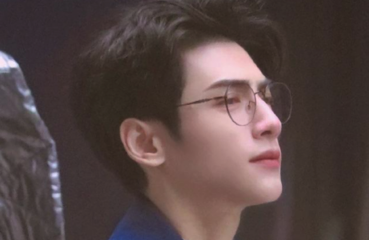 同样是“眼镜造型”，把肖战王一博和吴启华放一起，差距就出来了