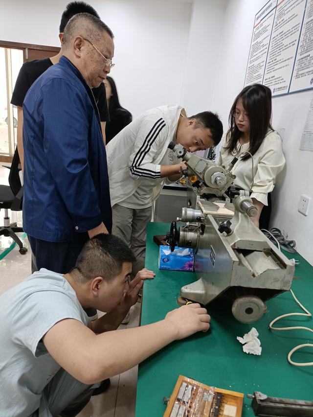 华准计量技术副总工陈永康现场讲解万能测长仪操作流程及维修保养