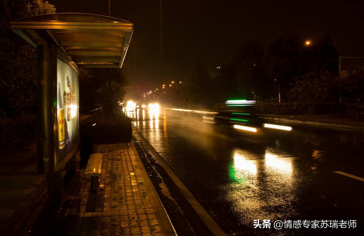 女性自立自强，拒绝依赖他人，展现独立魅力与坚韧品格，活出自我精彩人生。