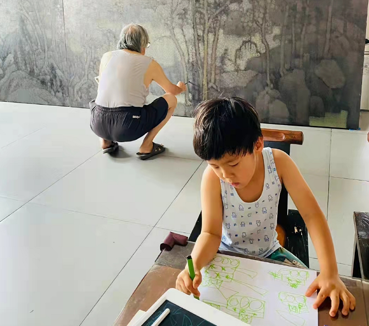 月亮姐姐罕见秀恩爱，甜喊富商老公孩儿他爸，男方长相憨厚显富态