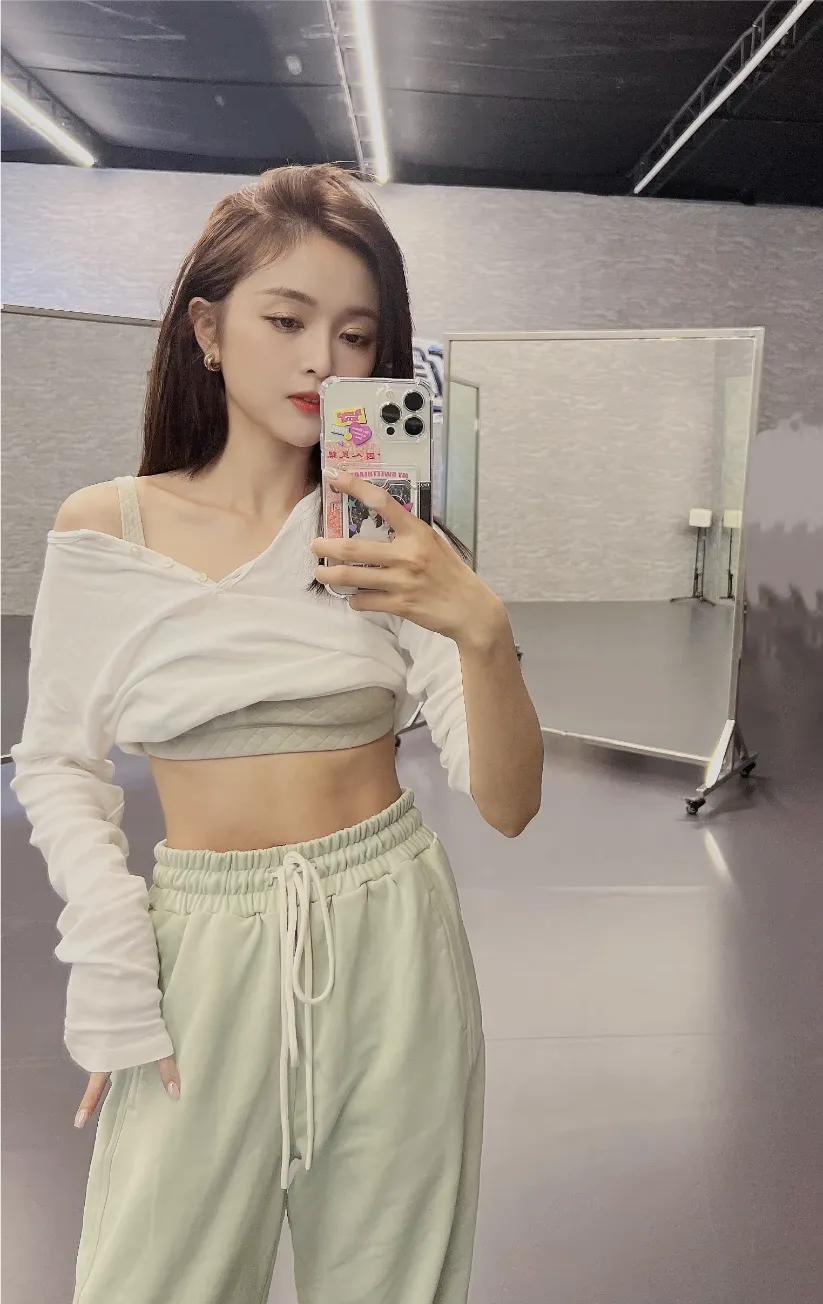 7月第一天，吴宣仪美照来袭，以此告别六月