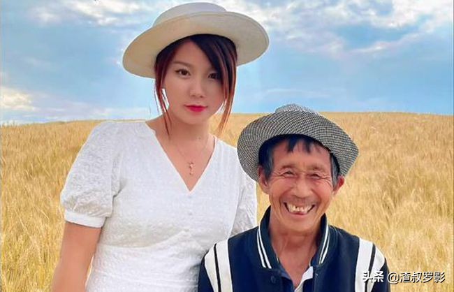 一女婴被弃，拾荒老人养大身价过亿，为报恩卖公司带养父环游祖国