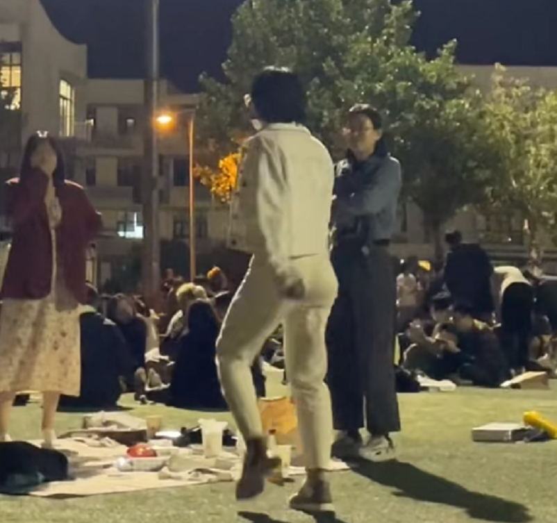 一张清华“蹦迪照”，让网友大跌眼镜，原来学霸真的可以为所欲为