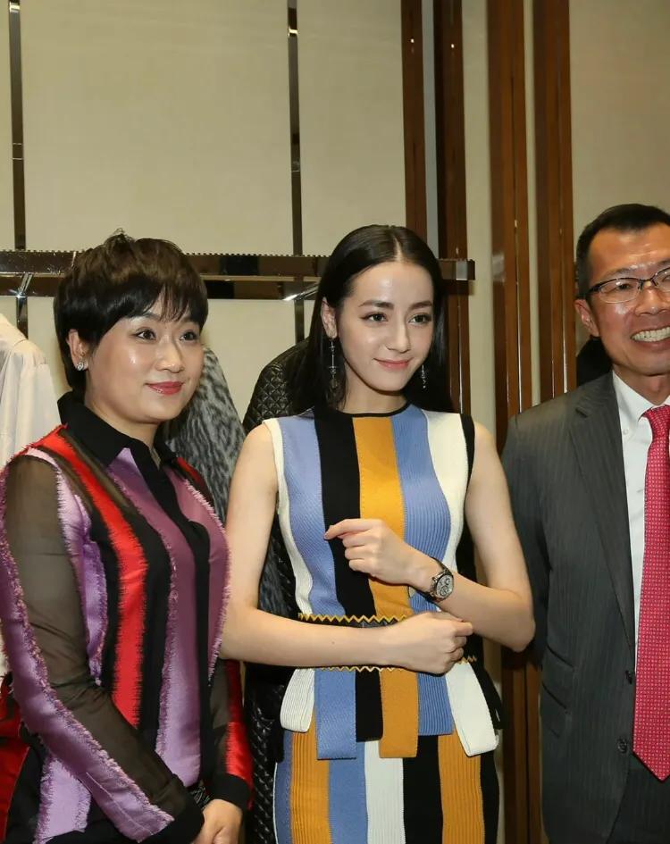 高清镜头下的热巴；五官非常精致迷人