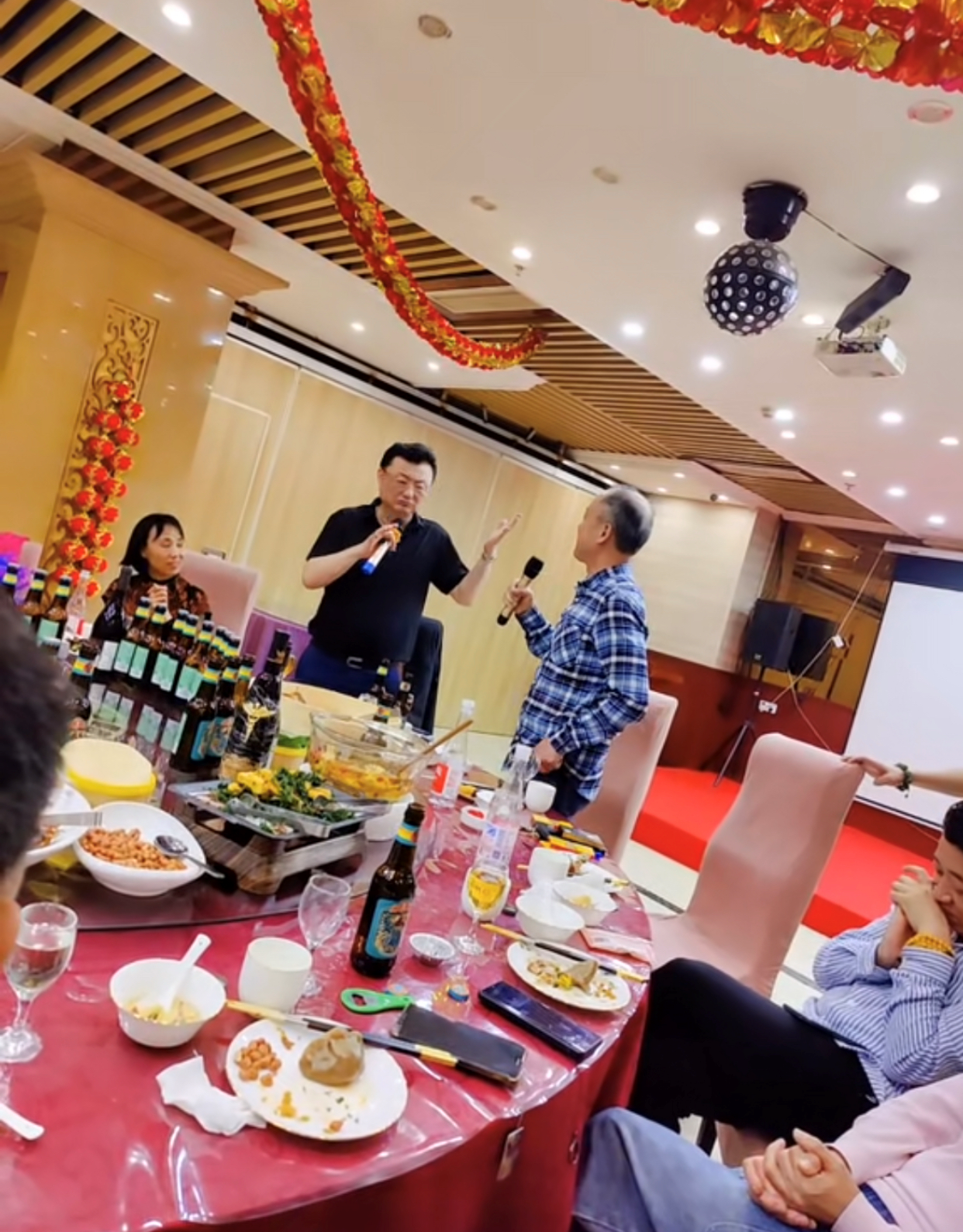 央视主播王宁现身聚会，满头黑发肚腩突出，40多瓶10元啤酒摆满桌