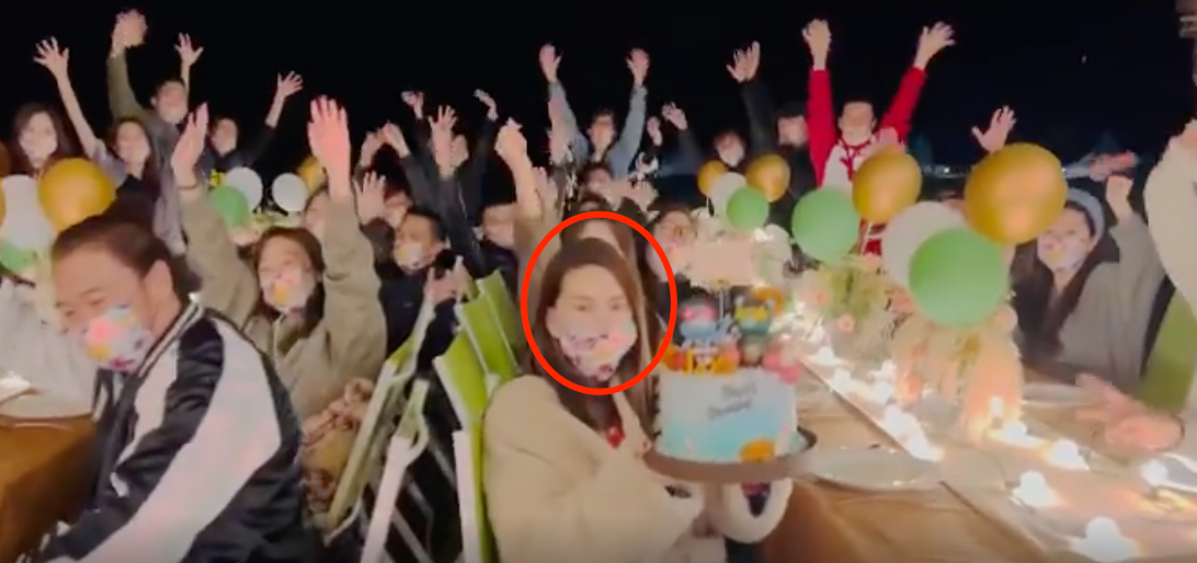 43岁周杰伦庆生现场超豪！众人起立举手欢呼，疑穿大貂看不见脖子