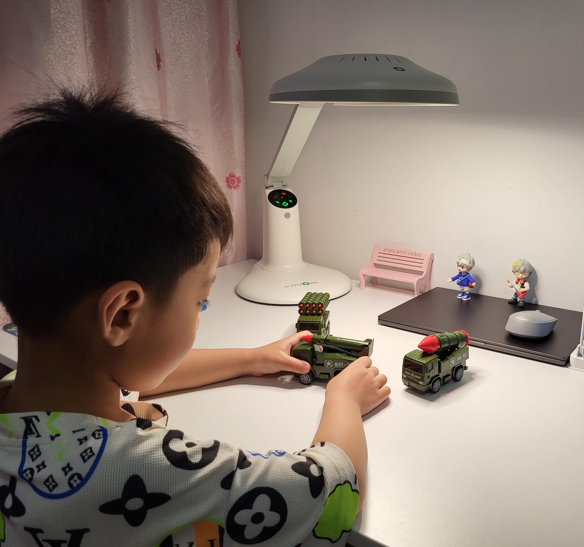 今天，我花了5000块，给儿子打造了一个专业级护眼环境