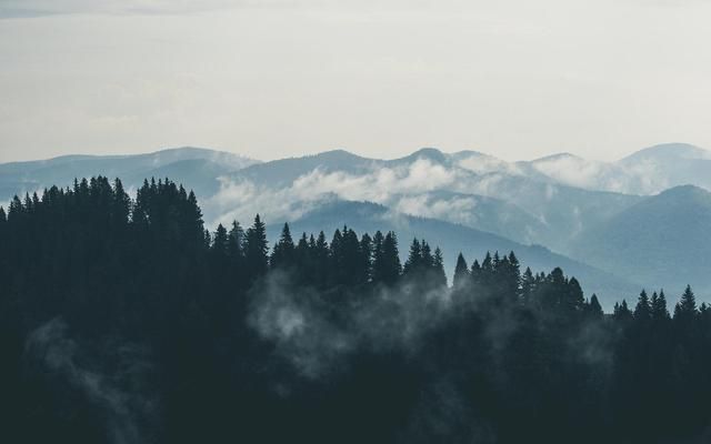 欧阳修戏答友人的一首诗，前面6句越写越消沉，结尾却极为豁达