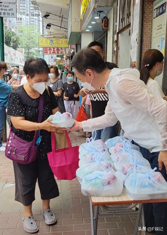 陶大宇大热天在街头派饭盒给老人家 热到汗都把白色外套变透明